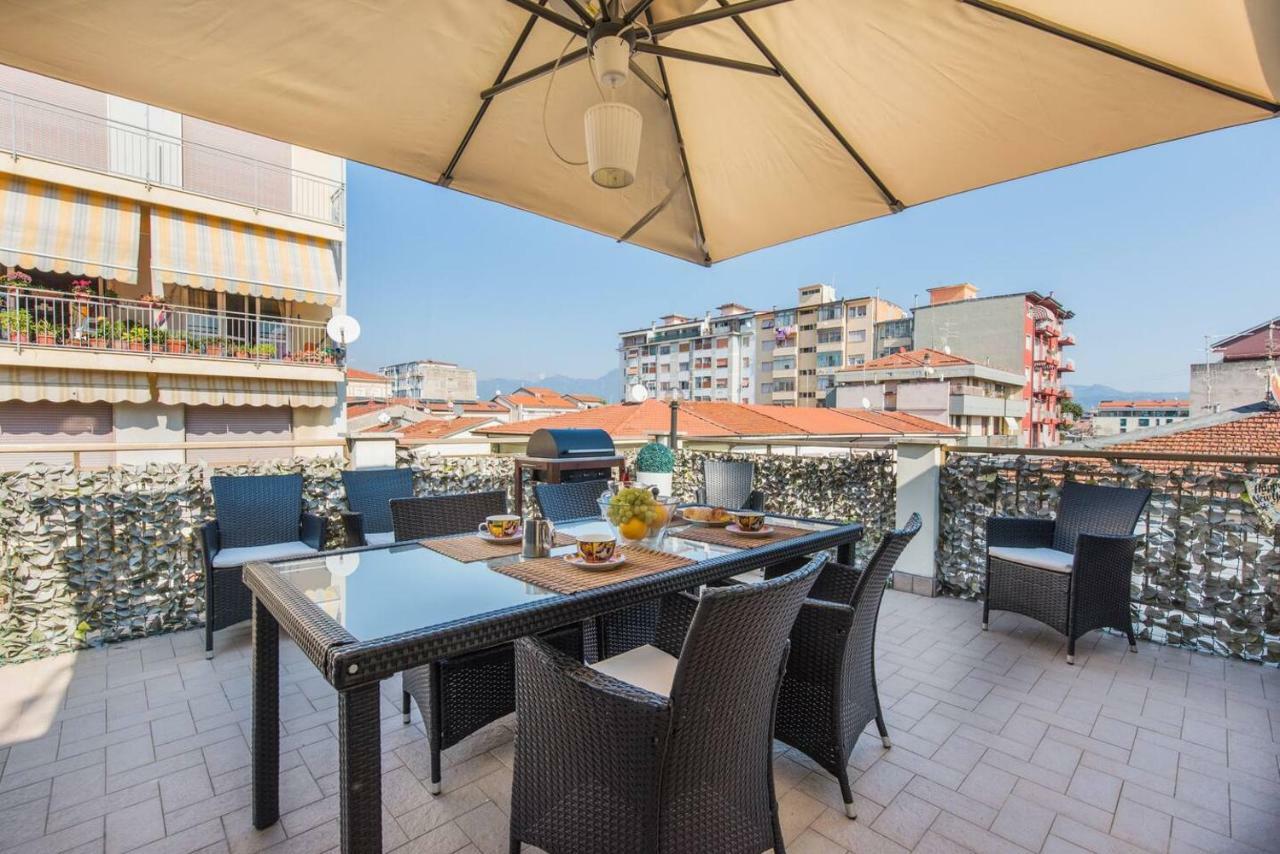 Altido Apt For 8 With Huge Terrace In Old Town Of Viareggio Exterior foto