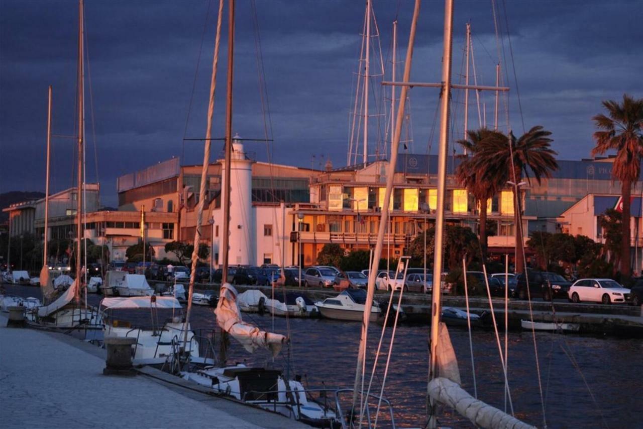 Altido Apt For 8 With Huge Terrace In Old Town Of Viareggio Exterior foto